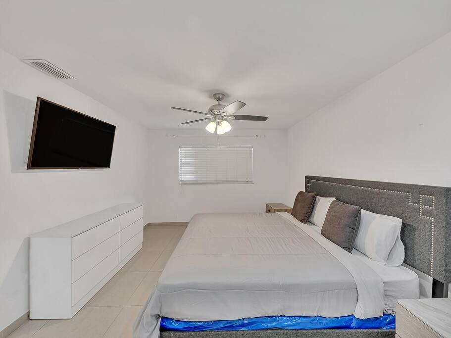 Supervilla - Lakefront - Sunsets, Kayaks, Grill Fort Lauderdale Exterior photo