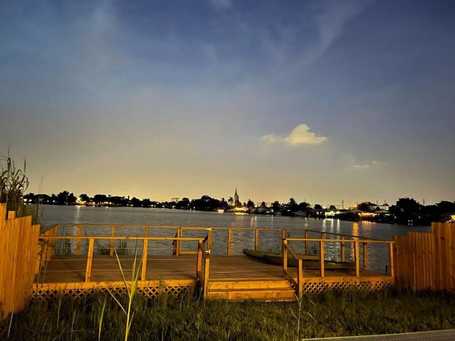Supervilla - Lakefront - Sunsets, Kayaks, Grill Fort Lauderdale Exterior photo
